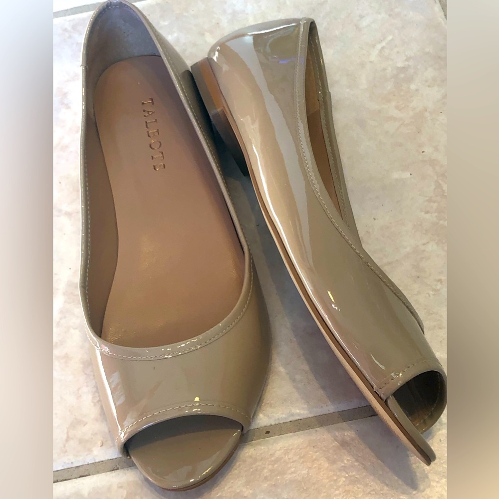 TALBOTS s8.5 tan patent leather open toe flats Perfect for spring and look new!